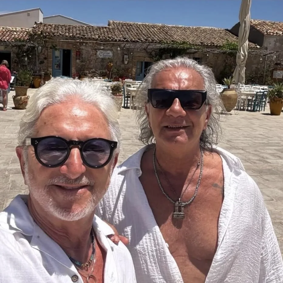 Claudio Trovato con l'amico Maurizio a Marzamemi.