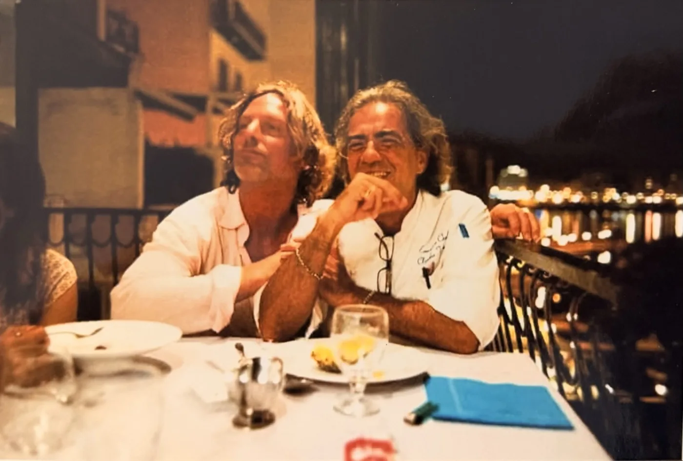 Claudio Trovato con Giuseppe Vianini a tavola, di sera.