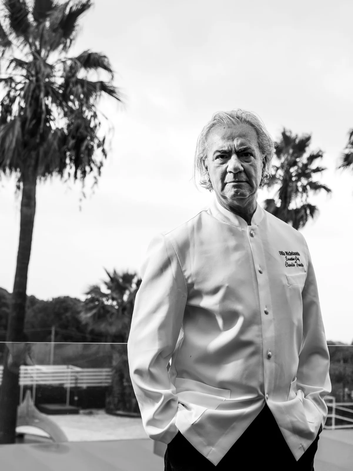 Ritratto in bianco e nero dello chef tra le palme