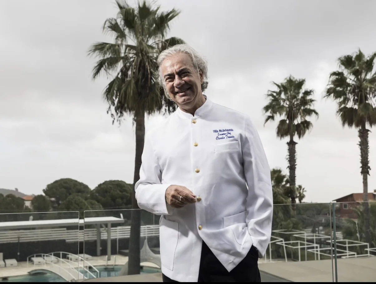 Lo chef su una terrazza tra le palme