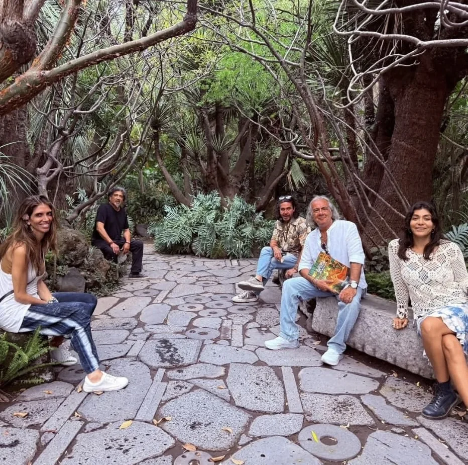 Lo chef con gli amici Maurizio e Alessandra nel giardino di Tetetlán, con il libro «Tutti i risotti del mondo».
