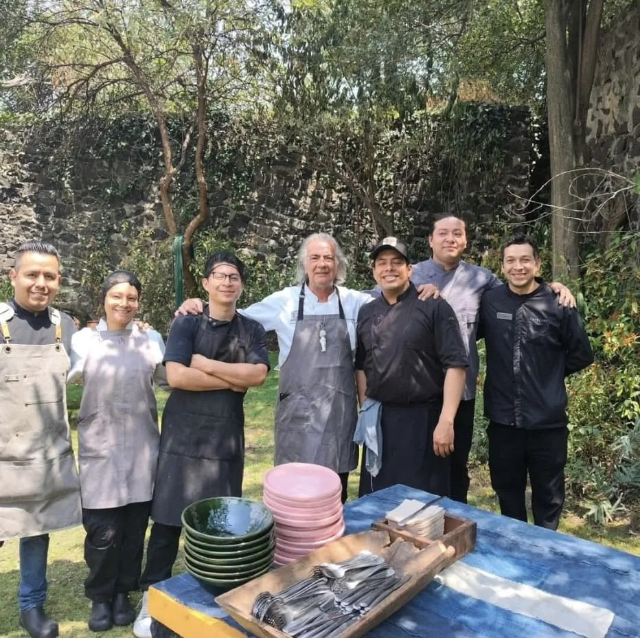 Lo chef con la sua brigata nel giardino di Tetetlán, a Città del Messico.