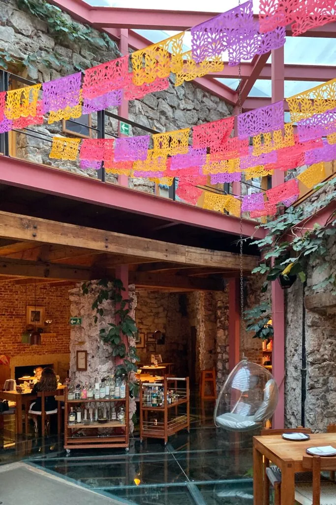 L'interno di Tetetlán con il papel picado colorato sopra il cortile in pietra vulcanica.