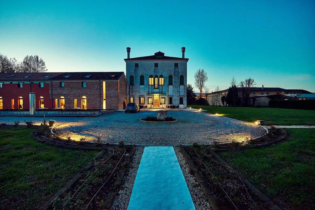 La villa veneta al tramonto, con il viale e la fontana nel parco.