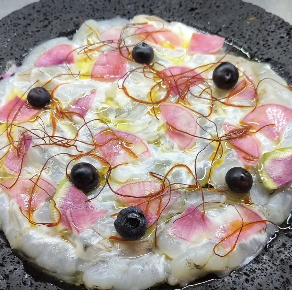 Crudo di gambero con petali di rapa rossa, mirtilli e fili di peperoncino