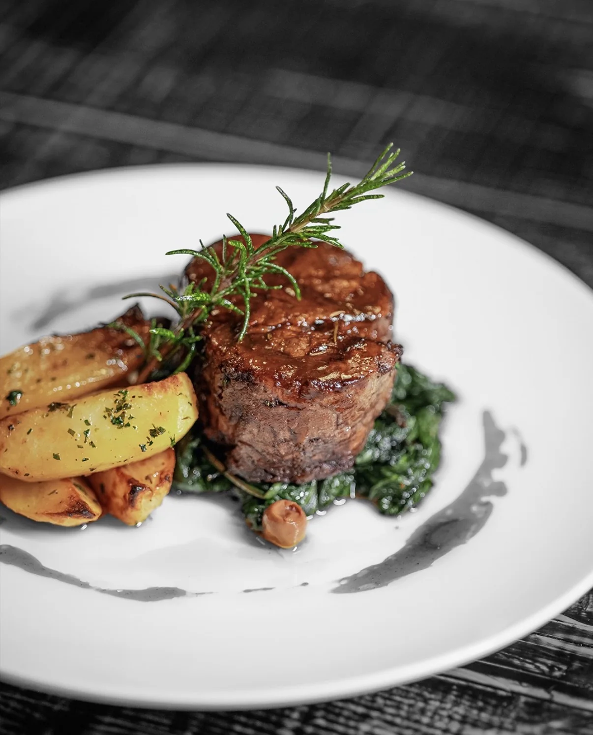 Filetto laccato con rosmarino, patate dorate e cime ripassate