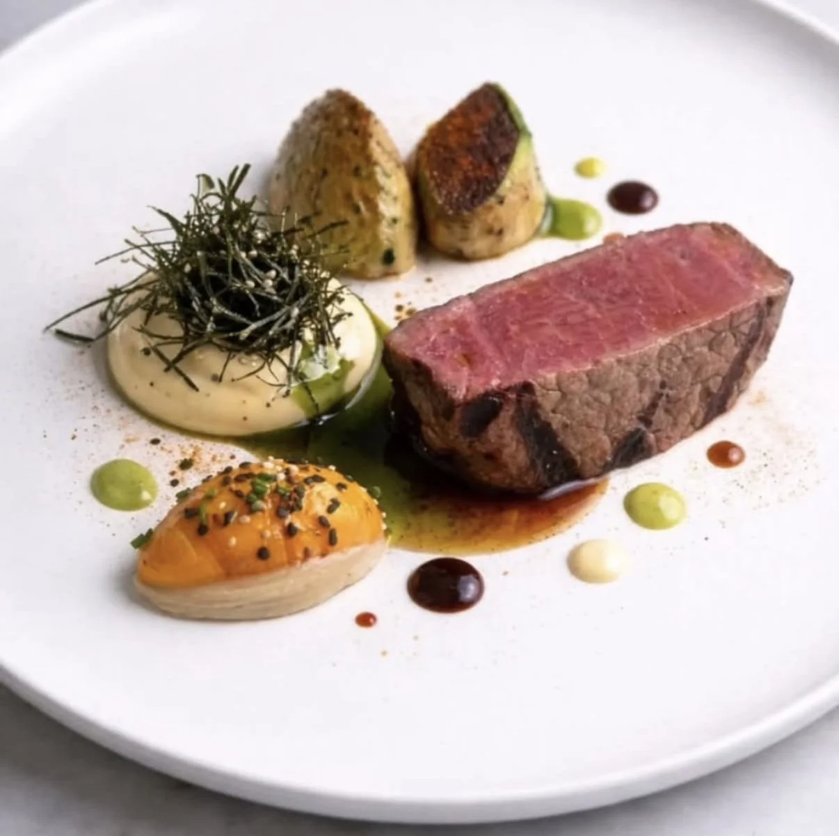 Filetto scottato con creme vegetali, polveri e gocce di riduzione