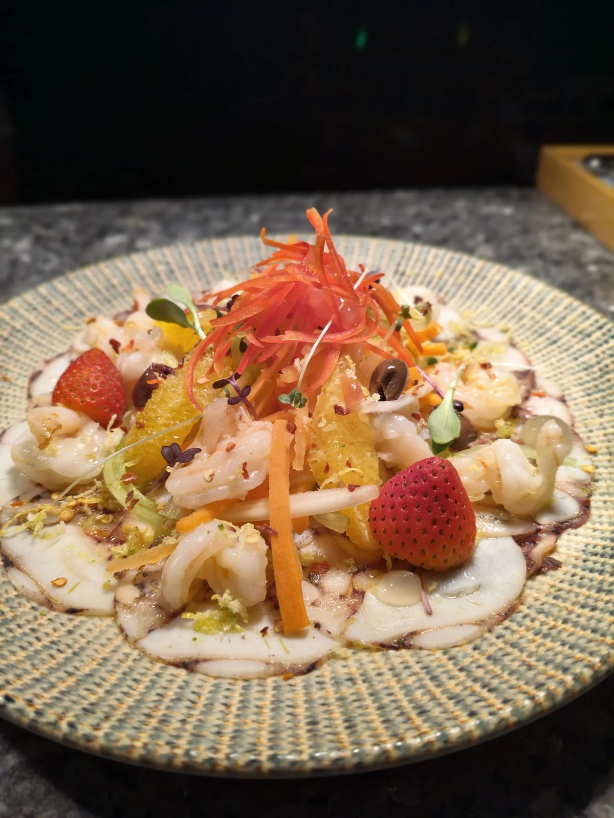 Carpaccio di polpo con gambero, agrumi e julienne di verdure croccanti