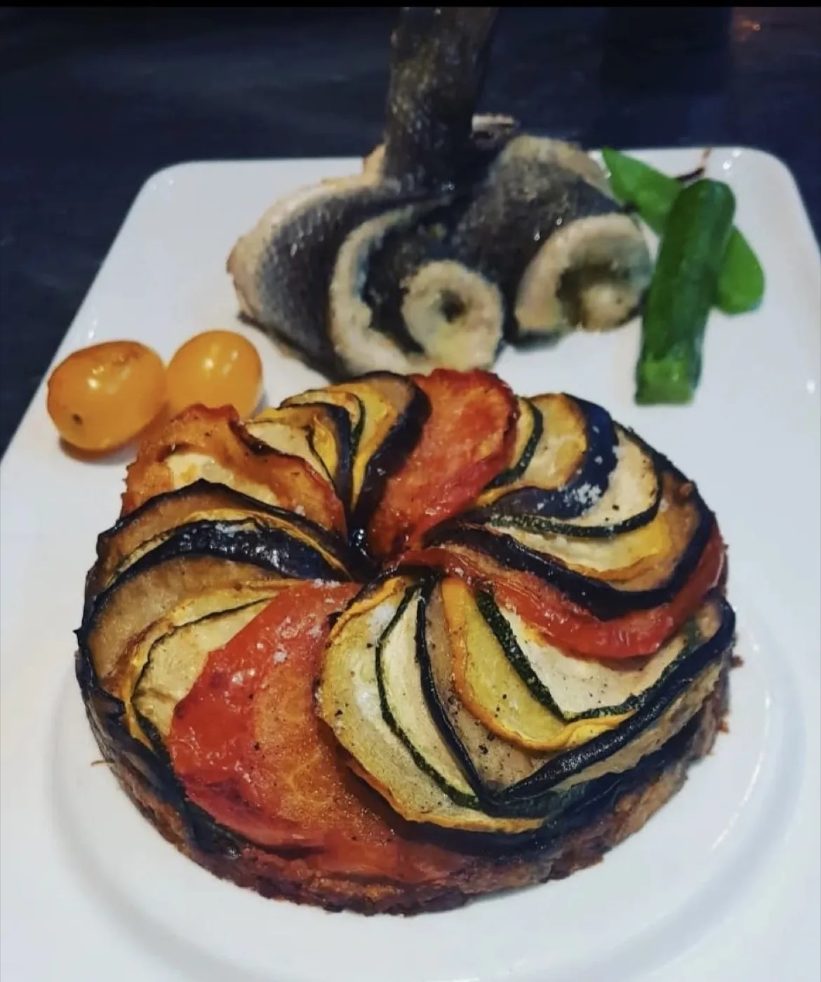 Tian di verdure a spirale con involtino di pesce e peperoncino verde.