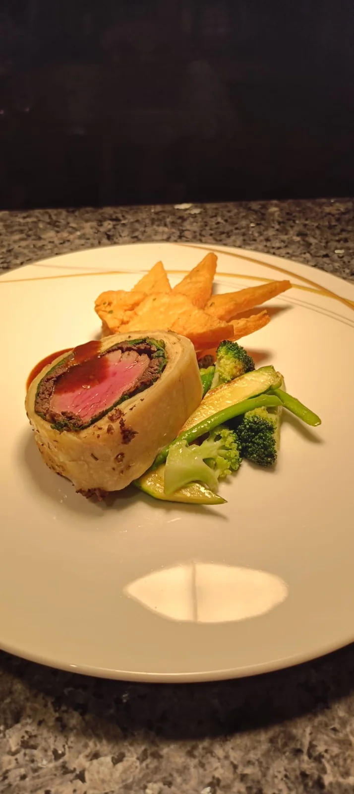 Filetto in crosta alla Wellington con verdure saltate e cialda croccante