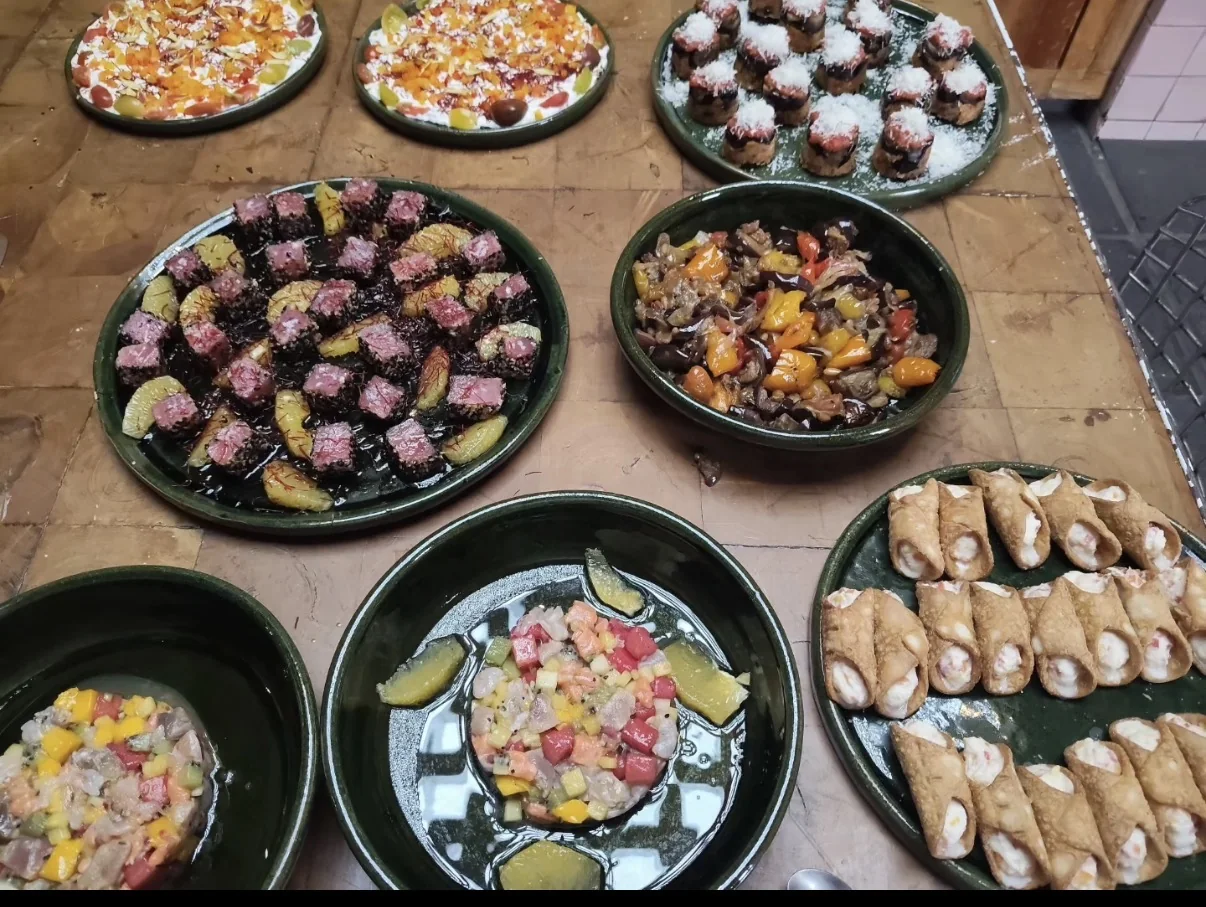 Grande spread di piatti e specialità per un evento